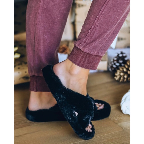 Black faux fur slipper slides crisscross straps - Picture 7 of 10